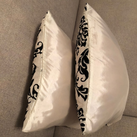 *HP* Two Damask Decorative Throw Pillow Covers - Picture 7 of 8